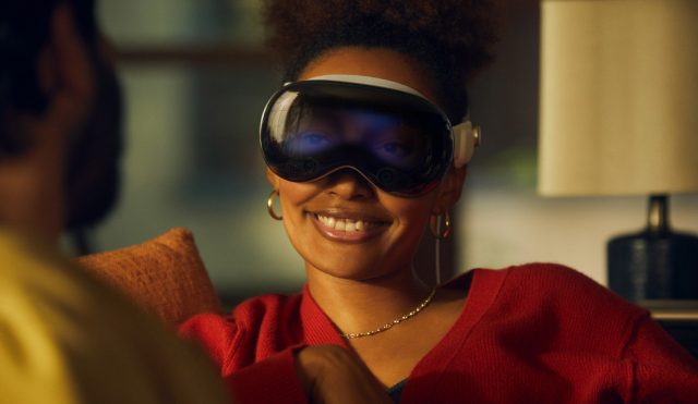 Vision Pro Supports AirPlay So Spectators Can See What’s Happening