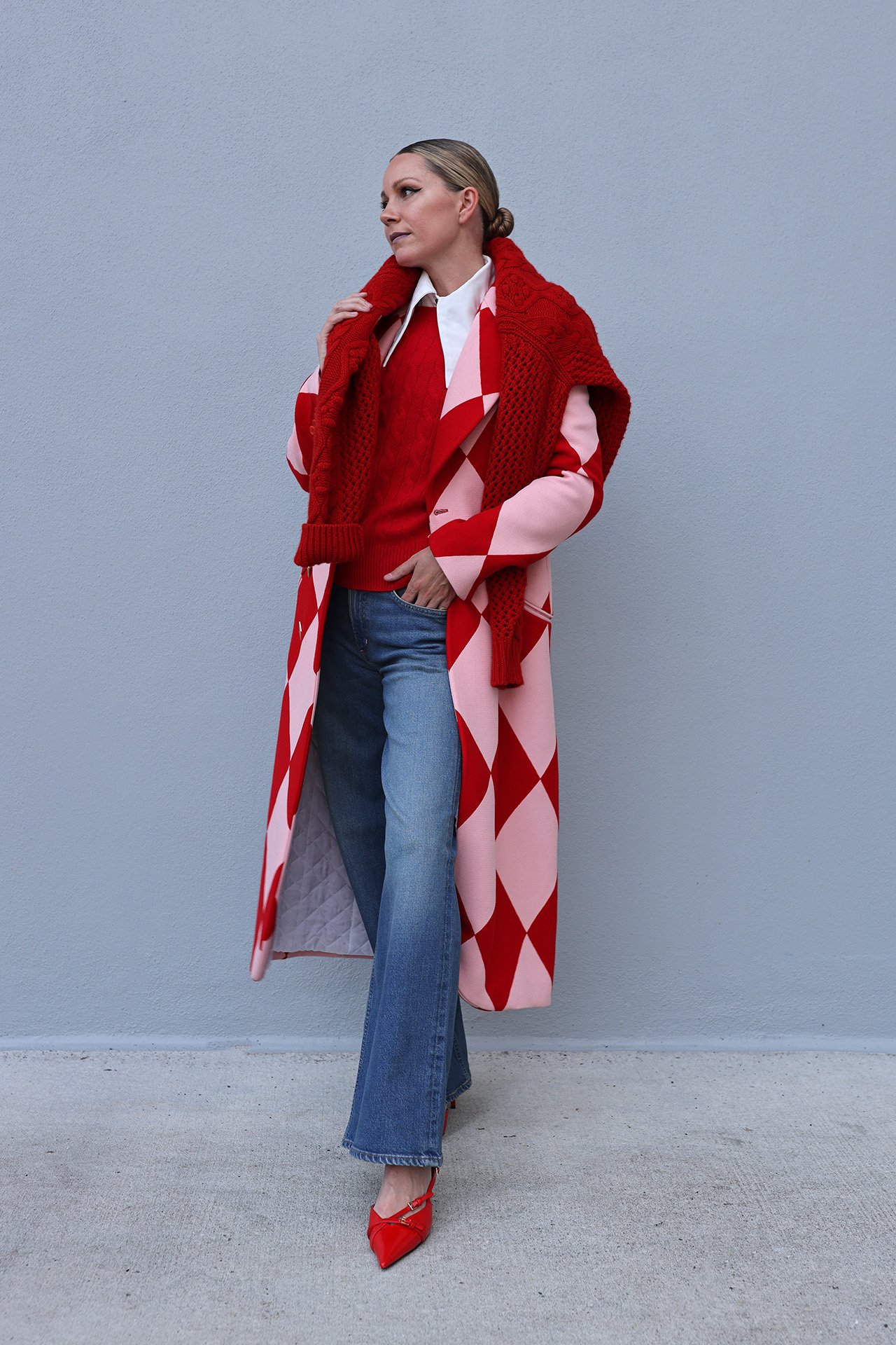 baggy wide-leg jeans, how to style denim with color, pink and red outfit ideas